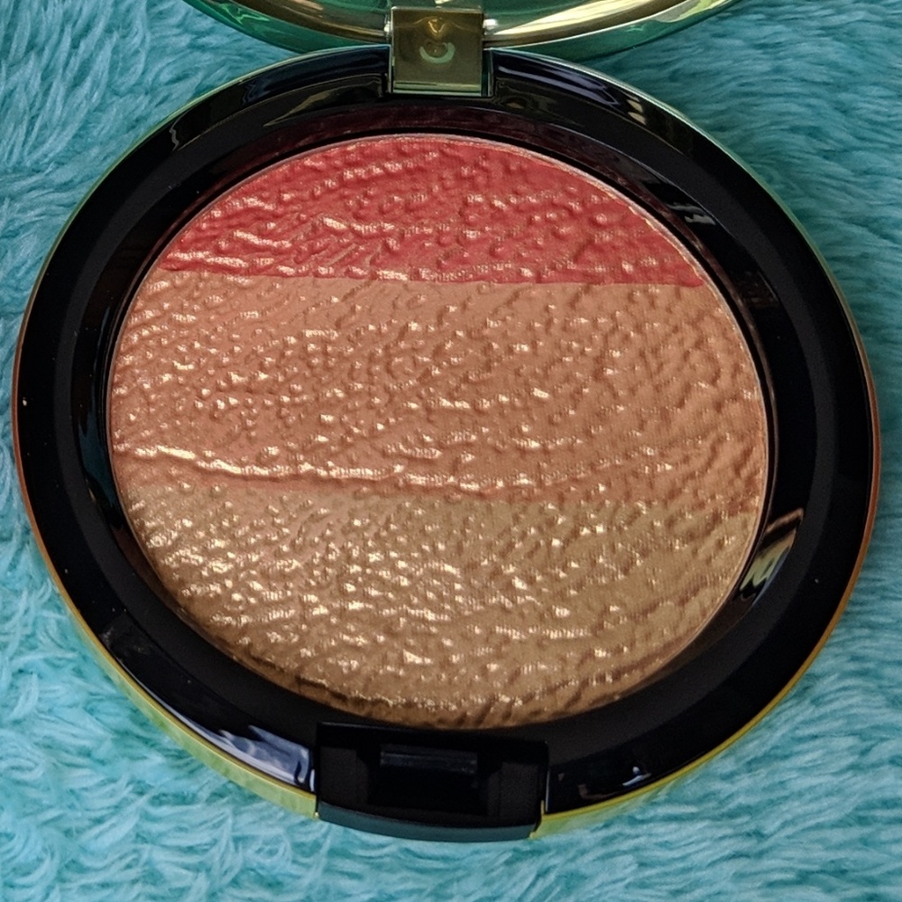 BNIB Mac Highlighter in Freshen Up!